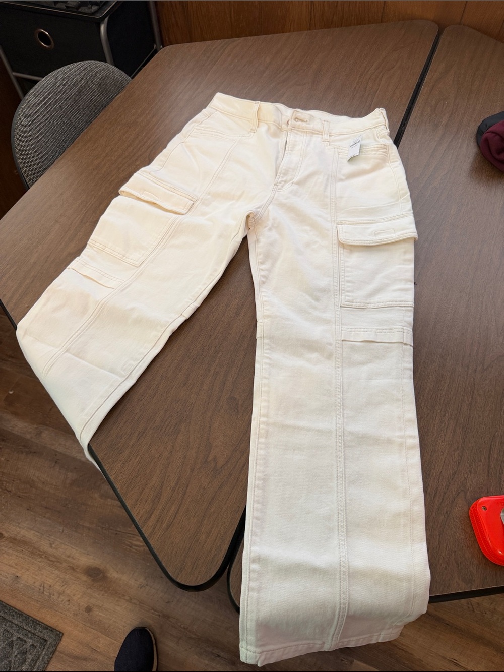 GAP Cream Straight-Leg Cargo Jeans (short)